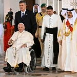 El Papa con el rey de Baréin, Hamad bin Isa Al Khalifa, al llegar a ese país