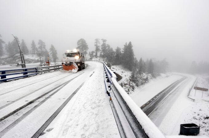 La nieve cubre ya en el primer temporal las carreteras y los montes del pirineo navarro