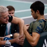 Alcaraz, atendido por el médico en los cuartos de final de París-Bercy, partido del que terminó retirándose