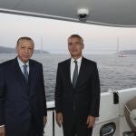 El presidente turco, Recep Tayyip Erdogan, y el secretario general de la OTAN, Jens Stoltenberg, el viernes en el Bósforo