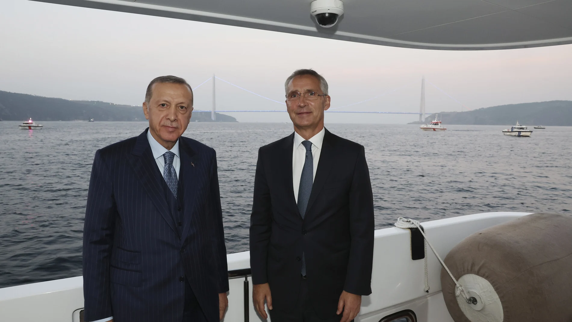 El presidente turco, Recep Tayyip Erdogan, y el secretario general de la OTAN, Jens Stoltenberg, el viernes en el Bósforo