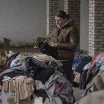 Kateryna, de 36, años, una trabajadora del hospital maternal Puscha Vodytsia, busca ropa para ser reciclada en un suburbio de Kyiv