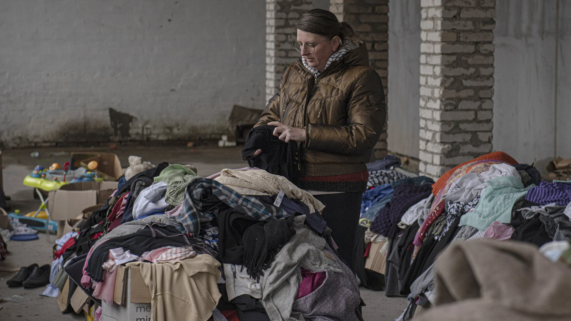 Kateryna, de 36, años, una trabajadora del hospital maternal Puscha Vodytsia, busca ropa para ser reciclada en un suburbio de Kyiv