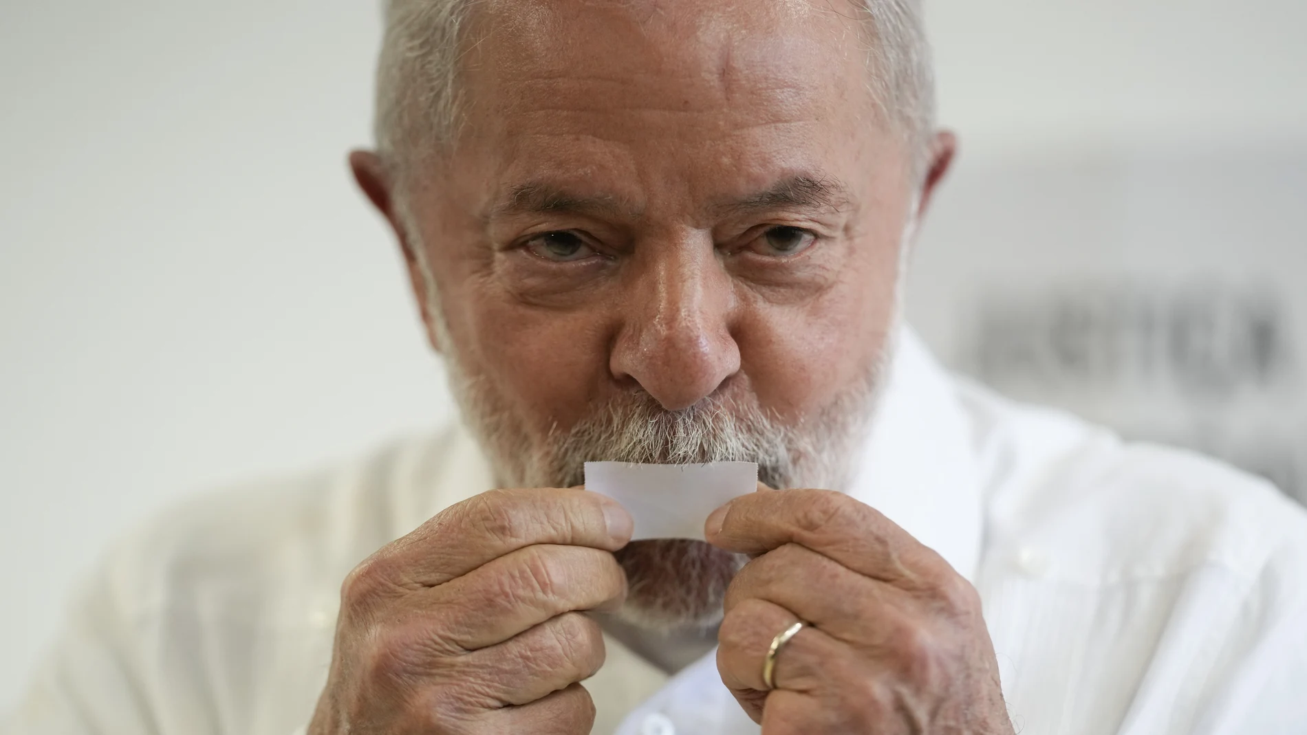Lula vota su comprobante tras votar el pasado domingo