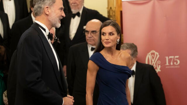 BARCELONA, 04/11/2022.- Los reyes Felipe VI (i) y Letizia (d) a su llegada al acto de celebración del 175 Aniversario del Círculo del Liceo, este viernes en Barcelona. EFE/ Marta Pérez