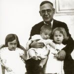 Blas Infante con sus hijos.