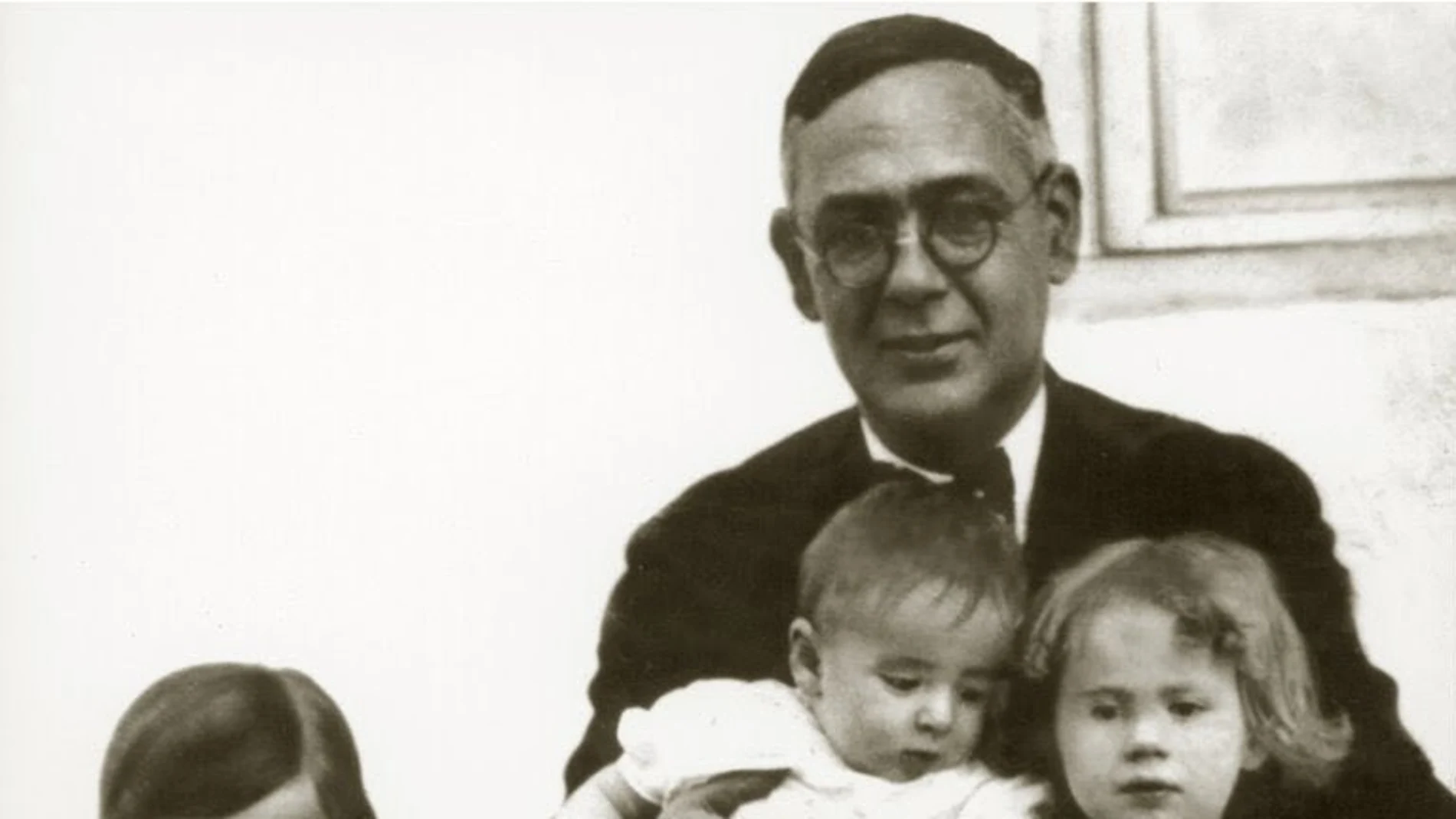 Blas Infante con sus hijos.