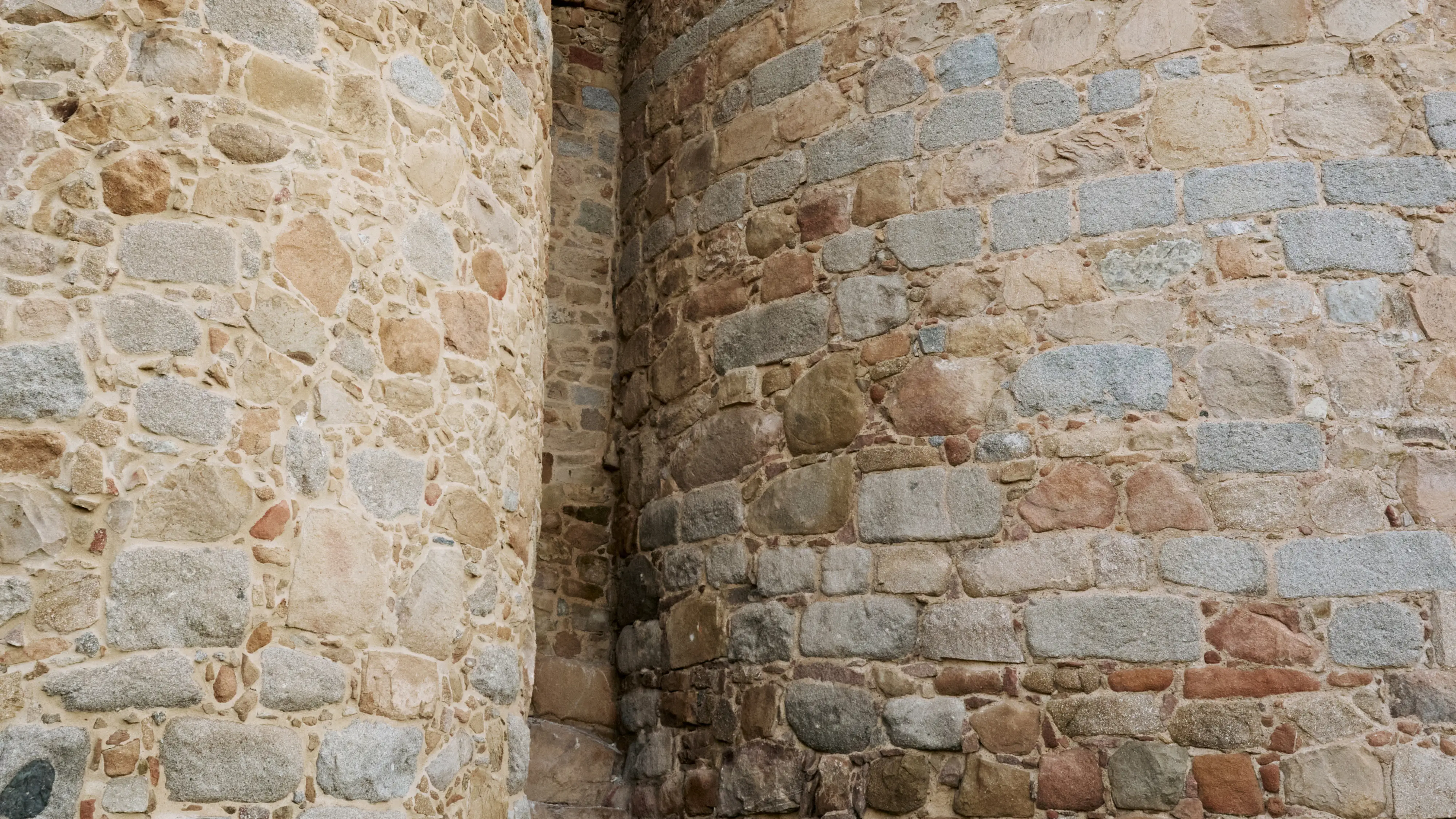 El desprendimiento de un merlón de la muralla de Ávila en la zona del paseo del Rastro, en el lienzo sureste del monumento, ha obligado este viernes a intervenir en la noche de este jueves a los efectivos del Cuerpo de Bomberos y de la Policía Local