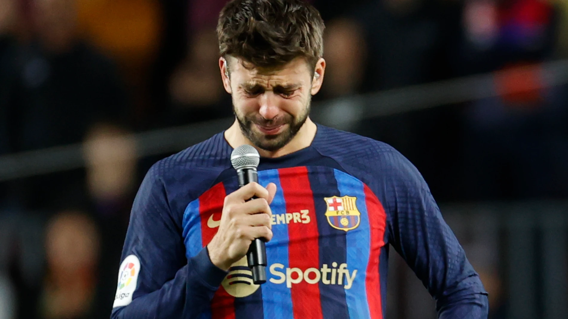 Piqué rompió a llorar en su despedida del Camp Nou