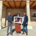 La directora y representante de la Escuela de Idiomas de Palencia, Teresa de Prado, recoge una serie de obsequios con los que San Pedro Cultural agradece simbólicamente su visita a todas las personas que se acercan a visitar el monumento a Becerril de Campos (Palencia)
