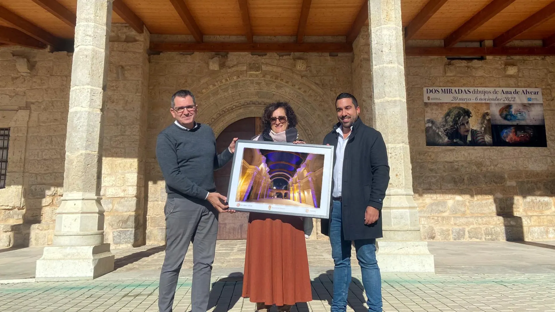 La directora y representante de la Escuela de Idiomas de Palencia, Teresa de Prado, recoge una serie de obsequios con los que San Pedro Cultural agradece simbólicamente su visita a todas las personas que se acercan a visitar el monumento a Becerril de Campos (Palencia)