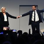 Marine Le Pen y Jordan Bardella, el nuevo líder del partido de ultraderecha Reagrupación Nacional