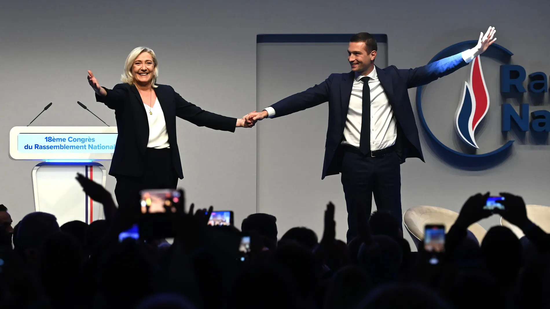 Marine Le Pen y Jordan Bardella, el nuevo líder del partido de ultraderecha Reagrupación Nacional