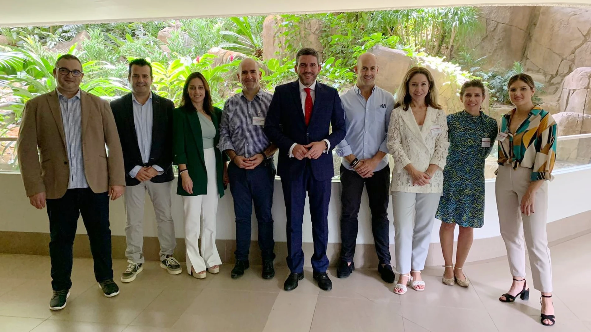 El consejero Antonio Luengo, junto a los representantes de las bodegas de la Región de Murcia presentes en Singapur