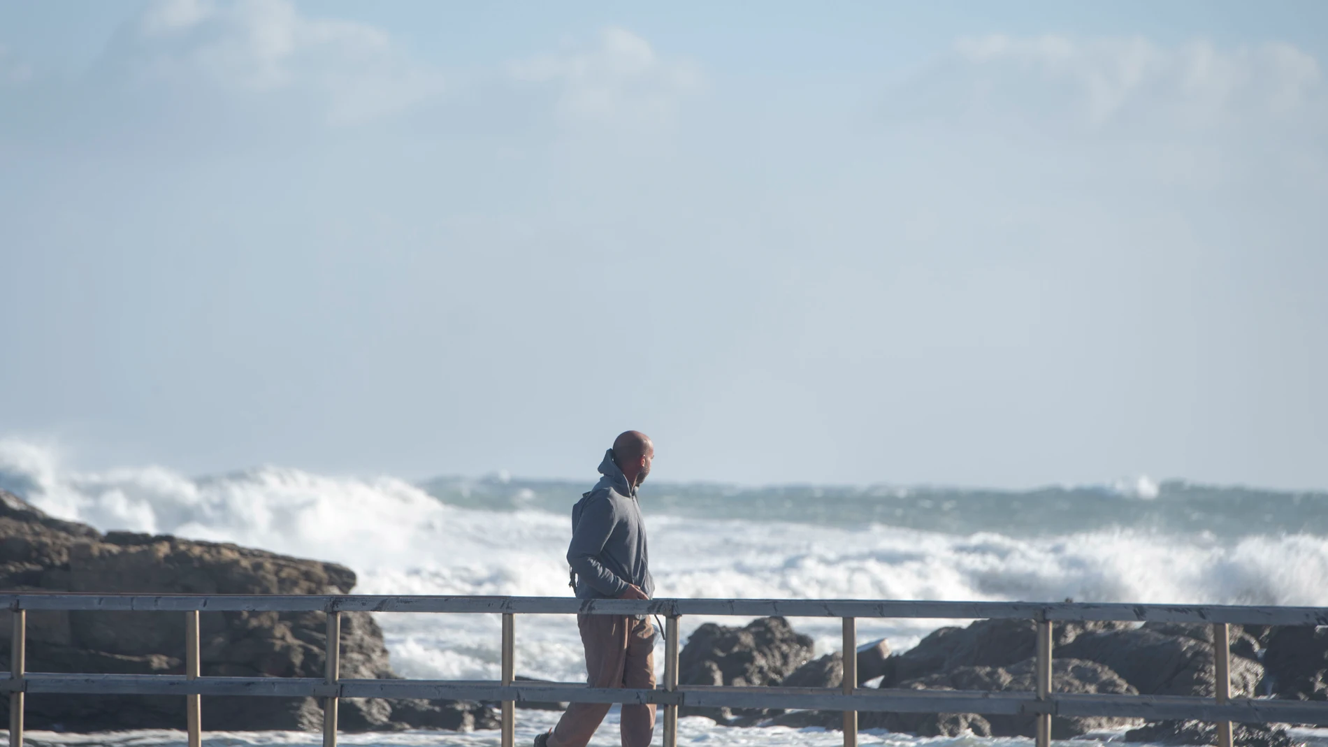 Un hombre pasea por la playa de Sa Mesquida, Menorca