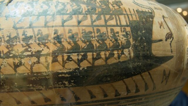 Pentecóntera representada sobre la superficie de un vaso ático del periodo Geométrico (740-730 a.C.). Las filas de babor y estribor aparecen representadas una sobre otra, dando la falsa apariencia de que la nave cuenta con dos alturas de remos.