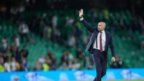 Monchi saludando a su afición tras terminar el partido