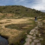 Un sendero en el Parque Natural de la Cumbre, Circo y Lagunas de Peñalara, a 2 de noviembre de 2022, en Madrid (España). Este es un espacio natural protegido perteneciente a la Sierra de Guadarrama, en la parte alta del Valle del Lozoya