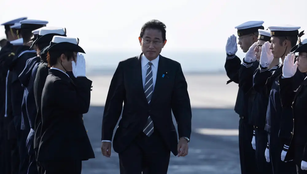 El primer ministro japonés, Fumio Kishida, enla bahía de Sagami