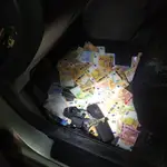 Vista de los 5.000 euros que se han hallado en el vehículo de los tres implicados en el atropello masivo de Torrejón de Ardoz