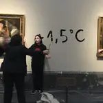 Activistas ecológicas se pegan al marco de los cuadros de &#39;Las Majas&#39; de Goya en el Museo del Prado