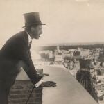 El rey Alfonso XIII contempla las vistas de Madrid desde la azotea del edificio de Telefónica, en octubre de 1927