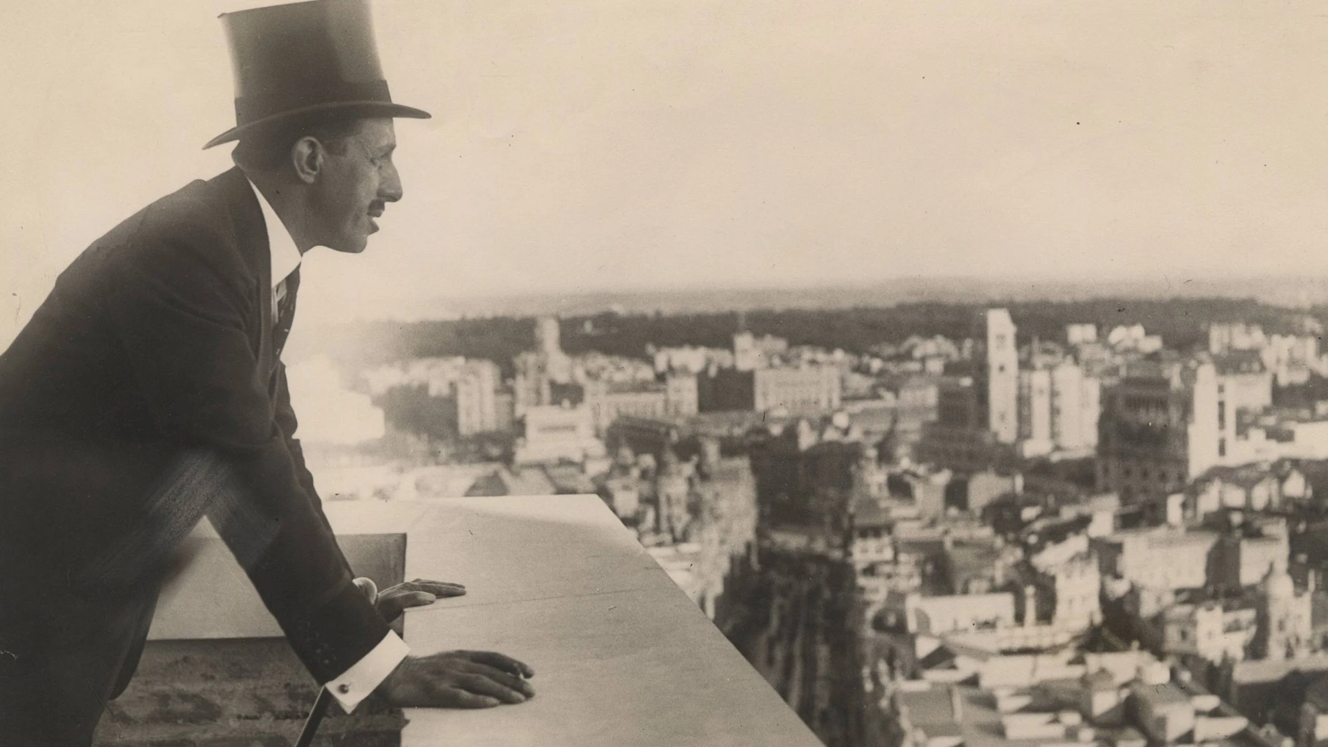 El rey Alfonso XIII contempla las vistas de Madrid desde la azotea del edificio de Telefónica, en octubre de 1927