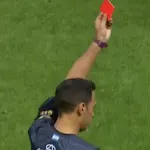 El árbitro mostrando tarjeta roja a uno de los jugadores de Boca