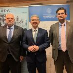En la imagen, el presidente de EFCL, Pedro Palomo (en el centro), el director de EFCL, Eduardo Estévez, (derecha) y el director en Castilla y León de Arpa Abogados Consultores, Carlos González-Cascos (izquierda).