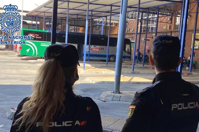 Agentes de la Policía Nacional, en una estación de autobuses de Málaga