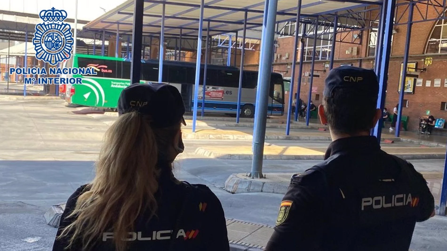 Agentes de la Policía Nacional, en una estación de autobuses de Málaga