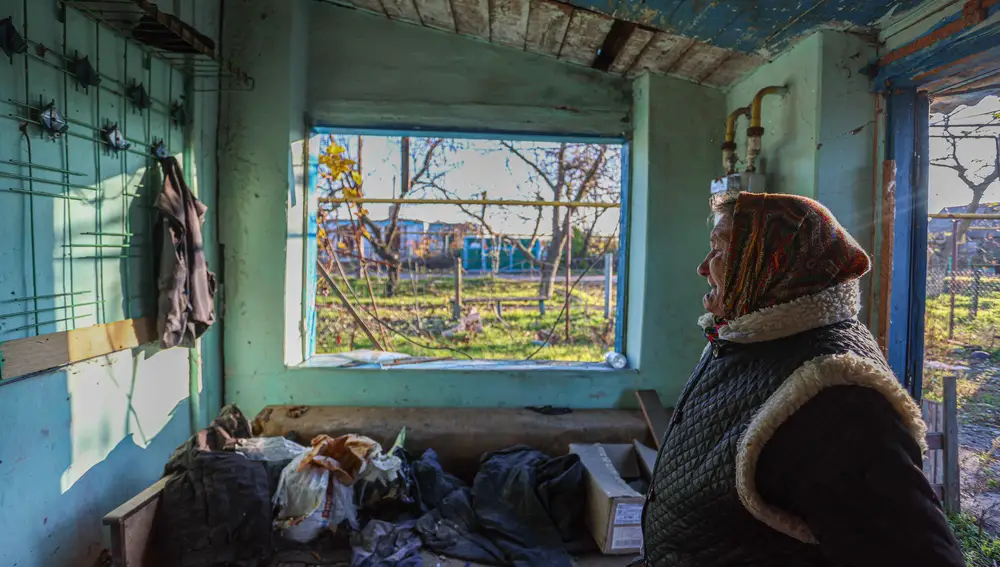 Anna, una mujer ucraniana de 67 años, reacciona mientras examina su casa dañada por los ataques de la artillería rusa en un pueblo del Óblast de Jersón.