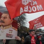 n simpatizante del partido comunista lleva un retrato de Josef Stalin durante una manifestación que conmemora el 105º aniversario de la revolución bolchevique de 1917 cerca de la Plaza Roja, en Moscú, Rusia, este lunes