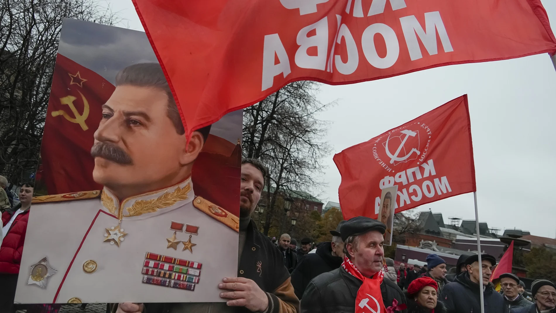 n simpatizante del partido comunista lleva un retrato de Josef Stalin durante una manifestación que conmemora el 105º aniversario de la revolución bolchevique de 1917 cerca de la Plaza Roja, en Moscú, Rusia, este lunes