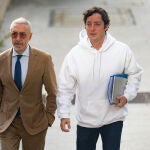 Francisco Nicolás Gómez Iglesias, conocido como ‘El Pequeño Nicolás’, acompañado de su abogado, a su llegada a un juicio en la Audiencia Provincial de Madrid, a 7 de noviembre de 2022, en Madrid (España)
