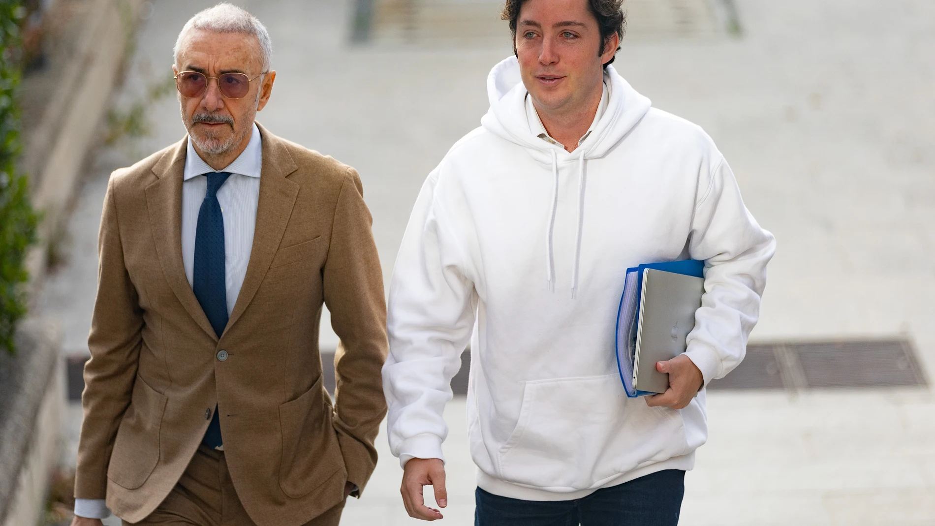 Francisco Nicolás Gómez Iglesias, conocido como ‘El Pequeño Nicolás’, acompañado de su abogado, a su llegada a un juicio en la Audiencia Provincial de Madrid, a 7 de noviembre de 2022, en Madrid (España)