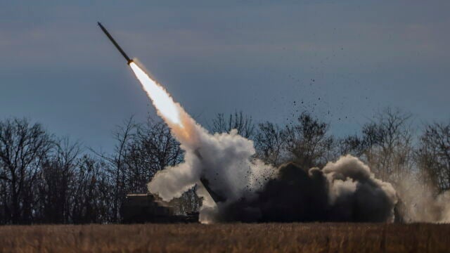 Un sistema de cohetes de artillería de alta movilidad (HIMARS) del ejército ucraniano dispara cerca de la línea del frente en el norte de la región de Jersón