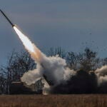 Un sistema de cohetes de artillería de alta movilidad (HIMARS) del ejército ucraniano dispara cerca de la línea del frente en el norte de la región de Jersón