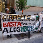 Médicos de urgencias extrahospitalarias de Atención Primaria de Madrid en una concentración frente a la sede de la Consejería de Sanidad en Madrid