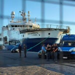 El barco "Humanity 1" permanece amarrado este lunes en el puerto de Catania (Italia)