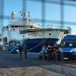El barco &quot;Humanity 1&quot; permanece amarrado este lunes en el puerto de Catania (Italia)