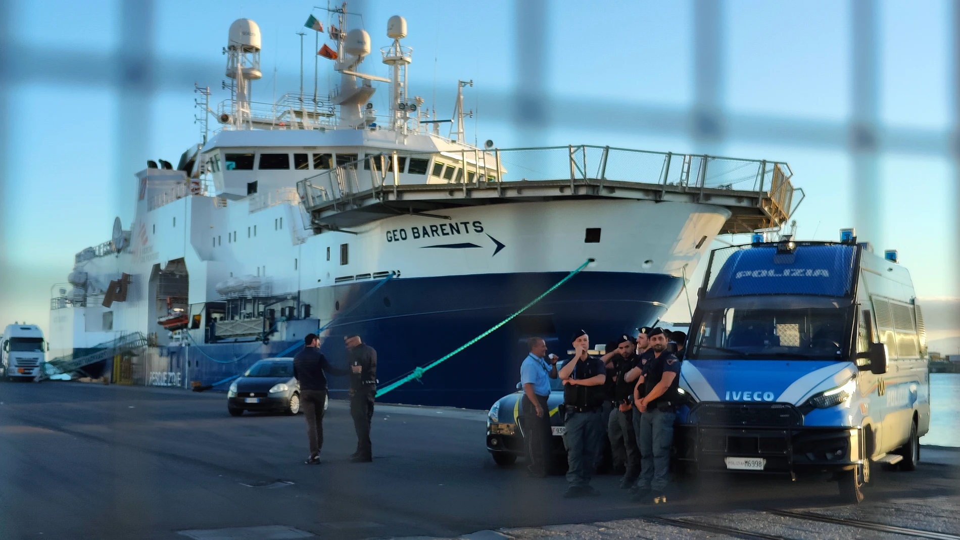 El barco "Humanity 1" permanece amarrado este lunes en el puerto de Catania (Italia)