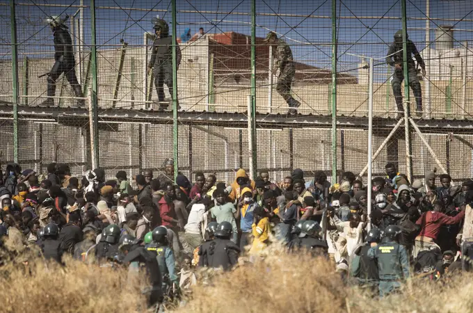Guardias civiles advierten: Al menos 1.800 subsaharianos aguardan para saltar la valla de Melilla