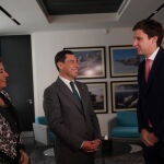 El presidente de la Junta de Andalucía, Juanma Moreno, acompañado por la consejera de Economía, Hacienda y Fondos Europeos, Carolina España, junto al director de desarrollo de negocio de BAE System, David Holmes