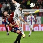La jugada entre Lewandowski y David García que acabó con la expulsión del delantero del Barcelona