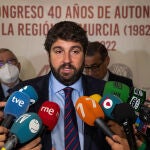 El presidente de la comunidad de Murcia Fernando López Miras atiende a los medios de comunicación