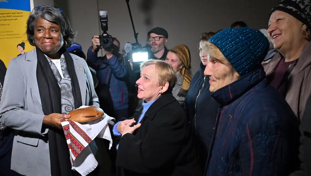 La embajadora de Estados Unidos ante a ONU, Linda Thomas-Greenfield, recibe el tradicional pan y la sal en el centro para refugiados y para las personas que perdieron su hogar como resultado de la invasión rusa en Irpin, Ucrania, hoy