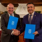 El consejero de la Presidencia, Jesús Julio Carnero, firma un convenio de colaboración con la Diputación de Ávila en relación al Fondo de Cohesión Territorial