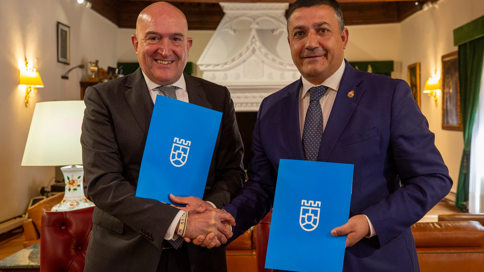 El consejero de la Presidencia, Jesús Julio Carnero, firma un convenio de colaboración con la Diputación de Ávila en relación al Fondo de Cohesión Territorial
