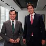 El presidente de la Junta de Andalucía, Juanma Moreno (i), junto al director de desarrollo de negocio de BAE System, David Holmes